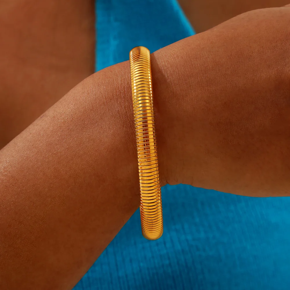 French Romantic Bangle with Sparkling Zircon Gold Plated Inlaid Hollow Glittering Stainless Steel Bangle