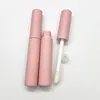 Tubo de brillo labial rosa mate