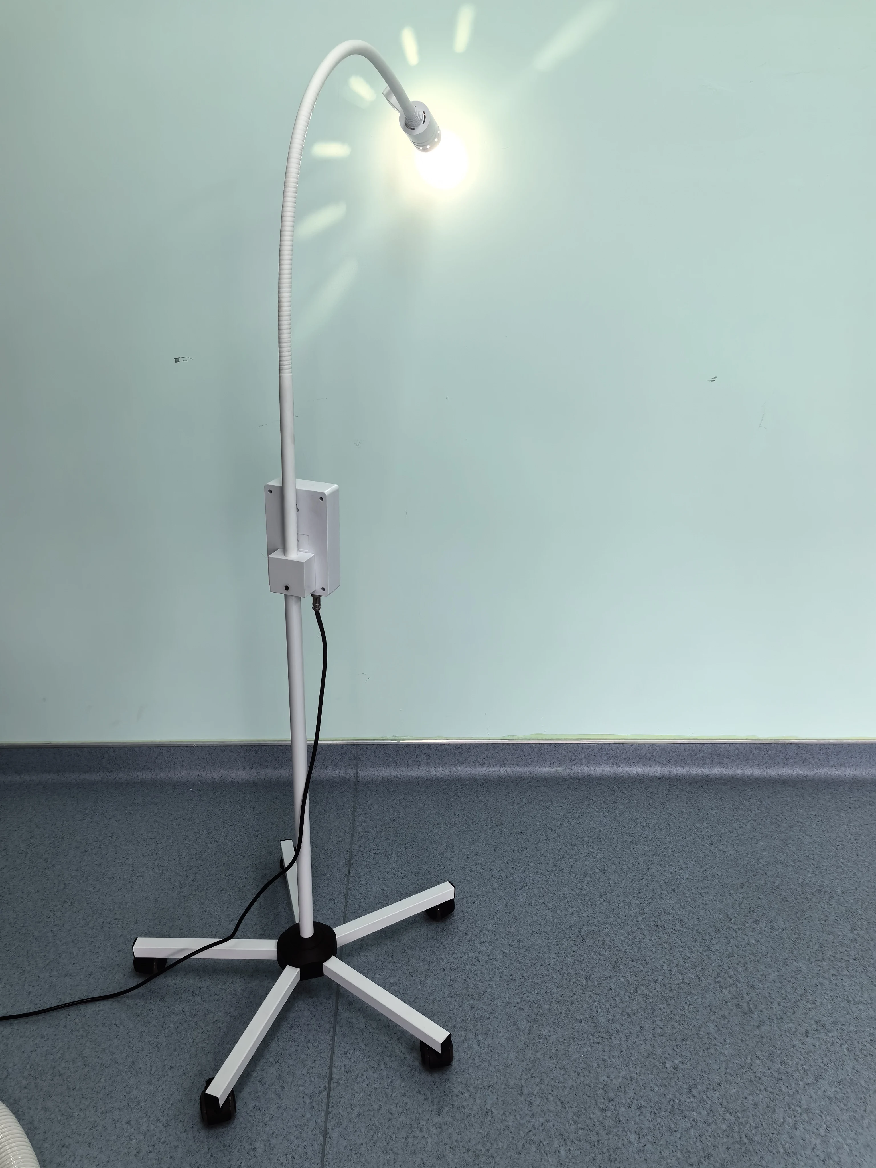 YD01A LED Medical Durable Light Mobile Stainless Floor Stand Gooseneck Surgical   Examination Lamp With Emergency Battery
