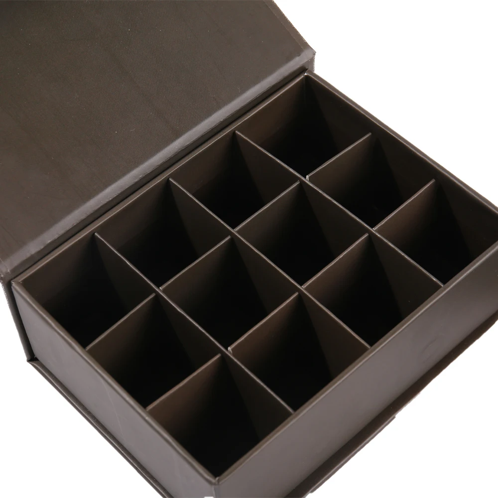 กล่องของขวัญแบบพับมีแม่เหล็ก หรูหรา ทำด้วยมือตามสั่ง พร้อมเคลือบผิวด้าน (Matt Lamination) ทำจากกระดาษแข็งสีน้ำตาลหนา 2 มม. สำหรับบรรจุช็อกโกแลต