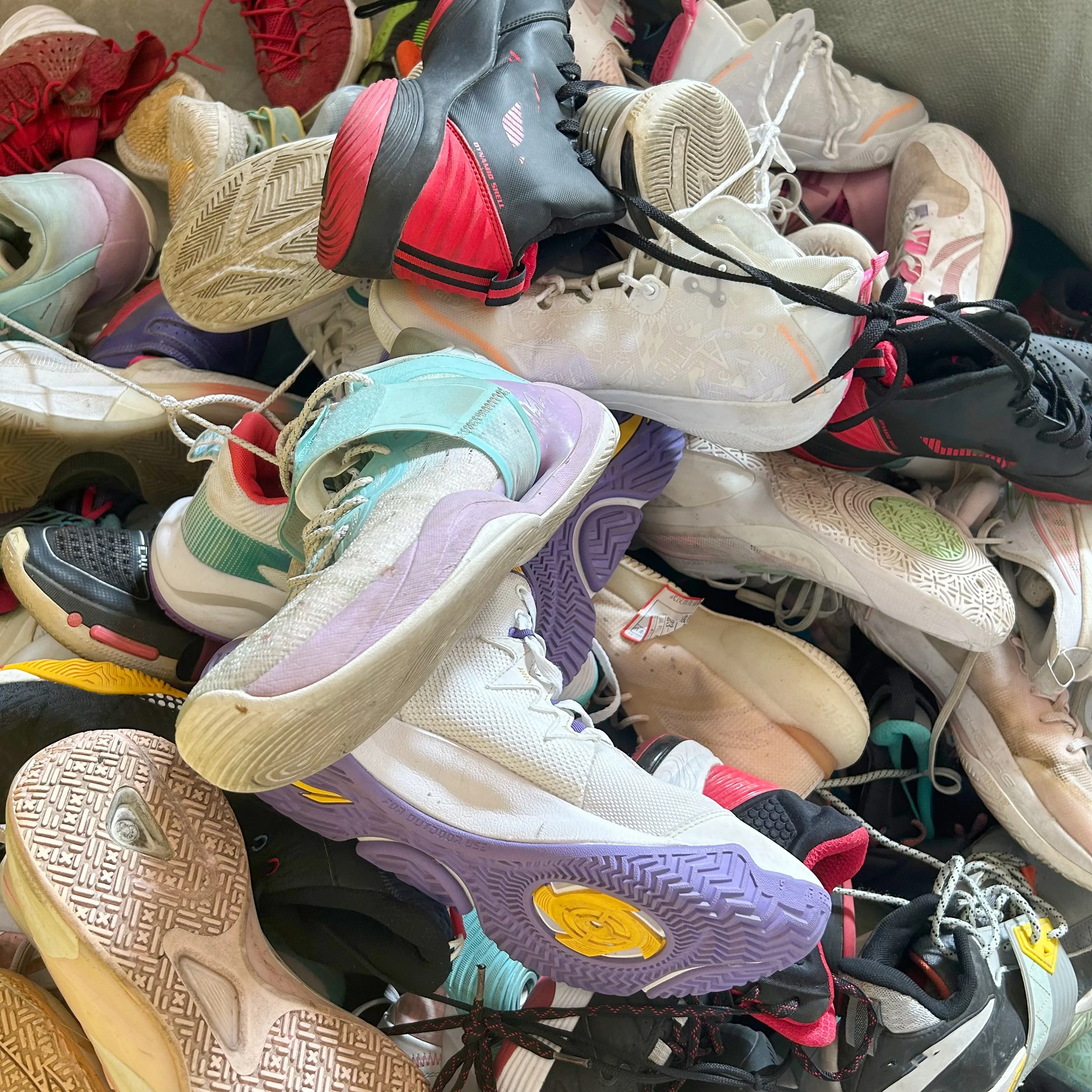 Alibaba.com: S03 Wholesale Used Men's Basketball Sneakers in Good