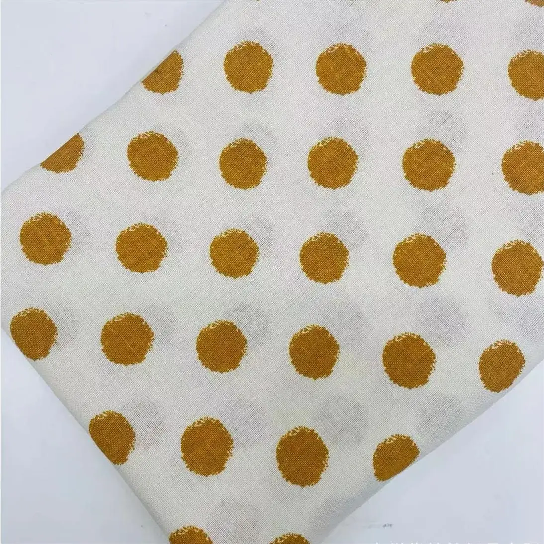 Льняная хлопчатобумажная ткань с принтом в горошек для девочек и женщин, используемая как рубашка и платье.