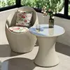 Una mesa y una silla (blanquecino)