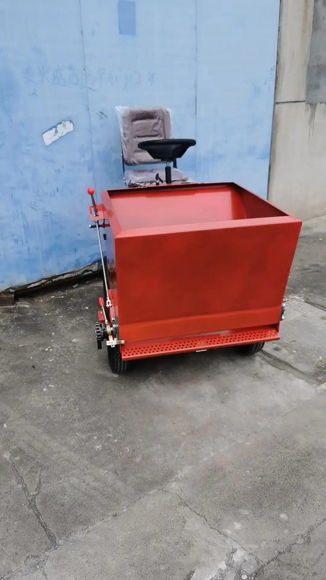 Ride-on Lawn Combing Grass and Sand Filling Machine Sand Spreader for Lawn