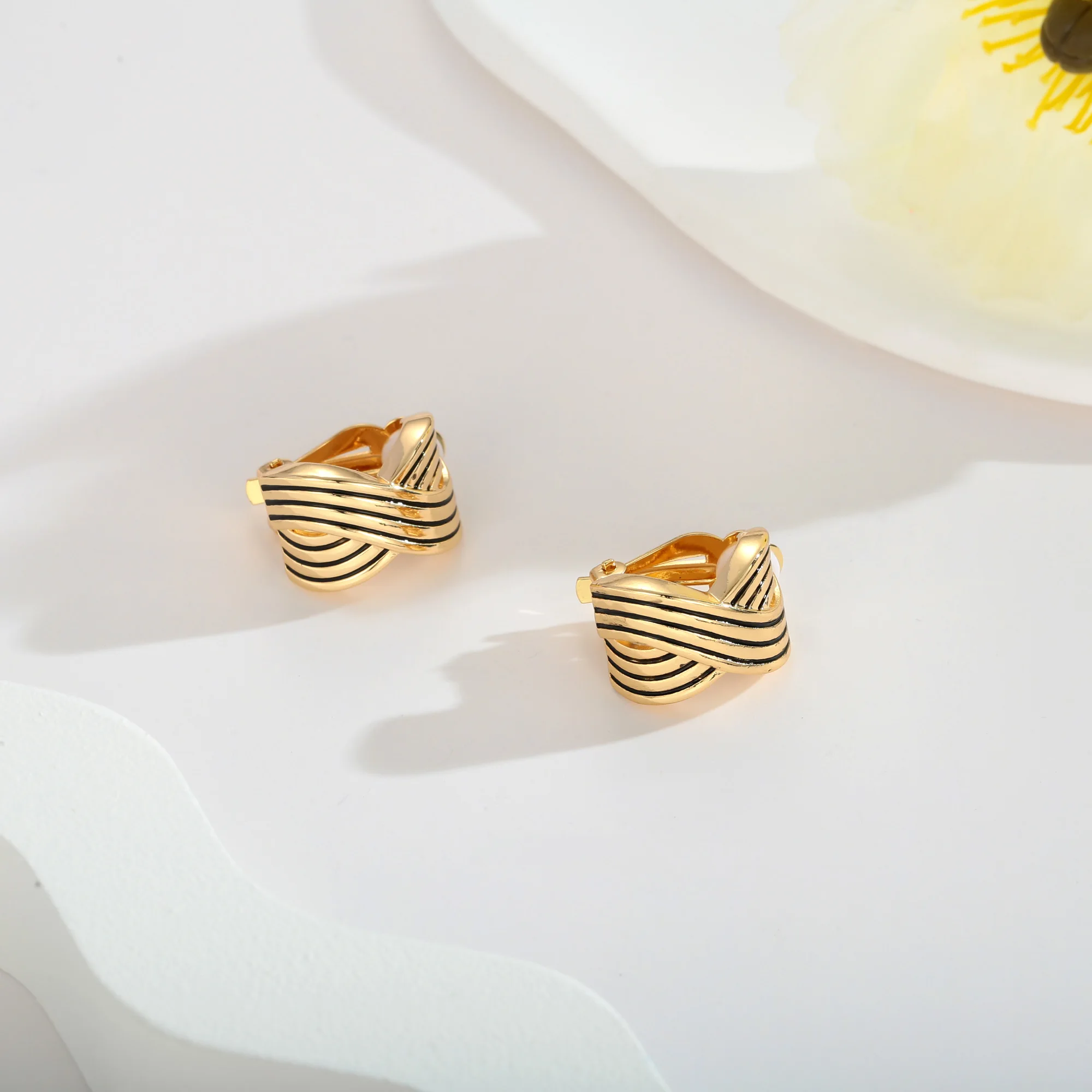 Creative Designer Antique Gold Plated Bow Tie Clip on Earrings Ear Clip Fashion Jewelry Earrings for Women 2023