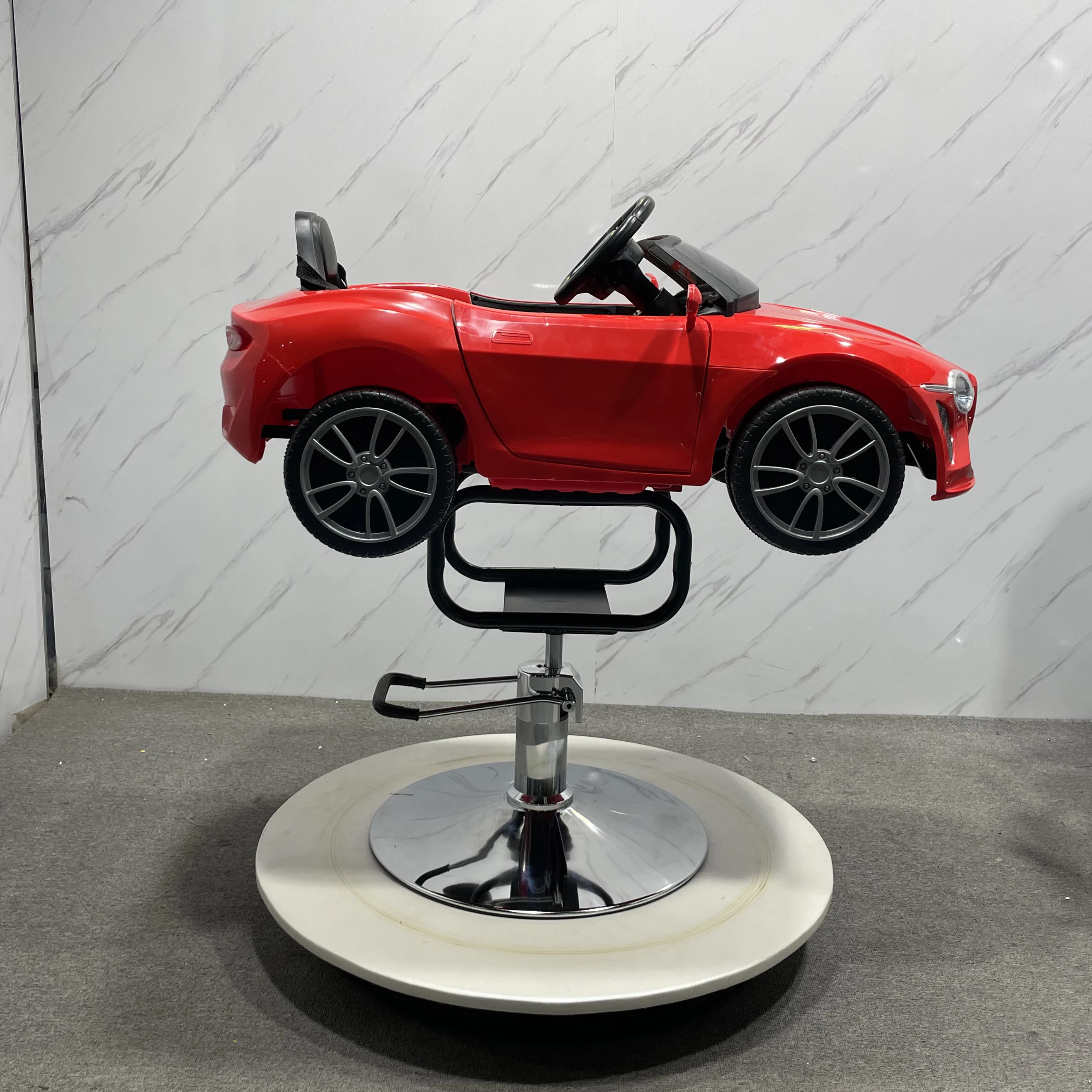 キッズサロン家具車の形をしたヘアカット子供赤ちゃん座っている