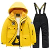 Cappotto giallo + pantaloni neri