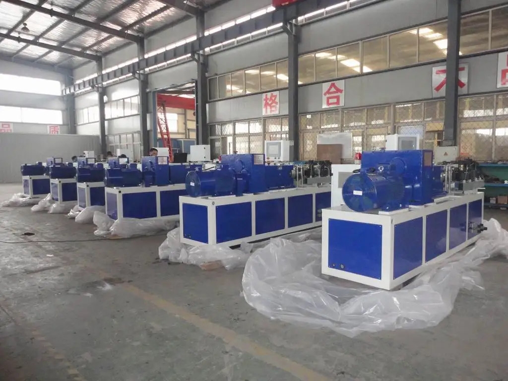 Современная передовая экструзионная линия для производства прочных труб из ПВХ / ПЭ сельскохозяйственного орошения.