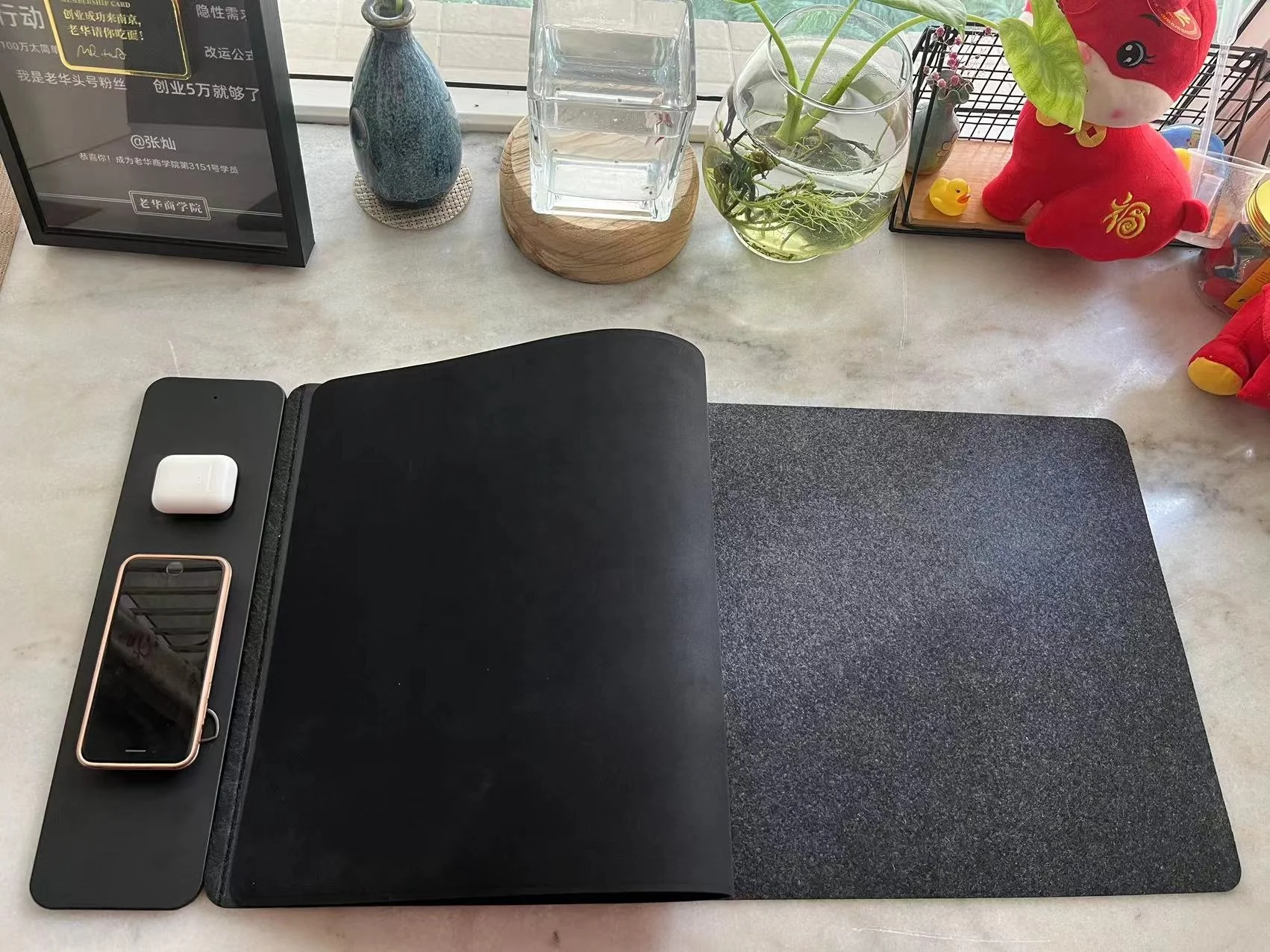 Strong Magnetic 4 in 1  Wireless Charging Desk Mat  Vagan Leather Wireless Desktop 15W Charging Pad  for Phone Earbuds Mousepad