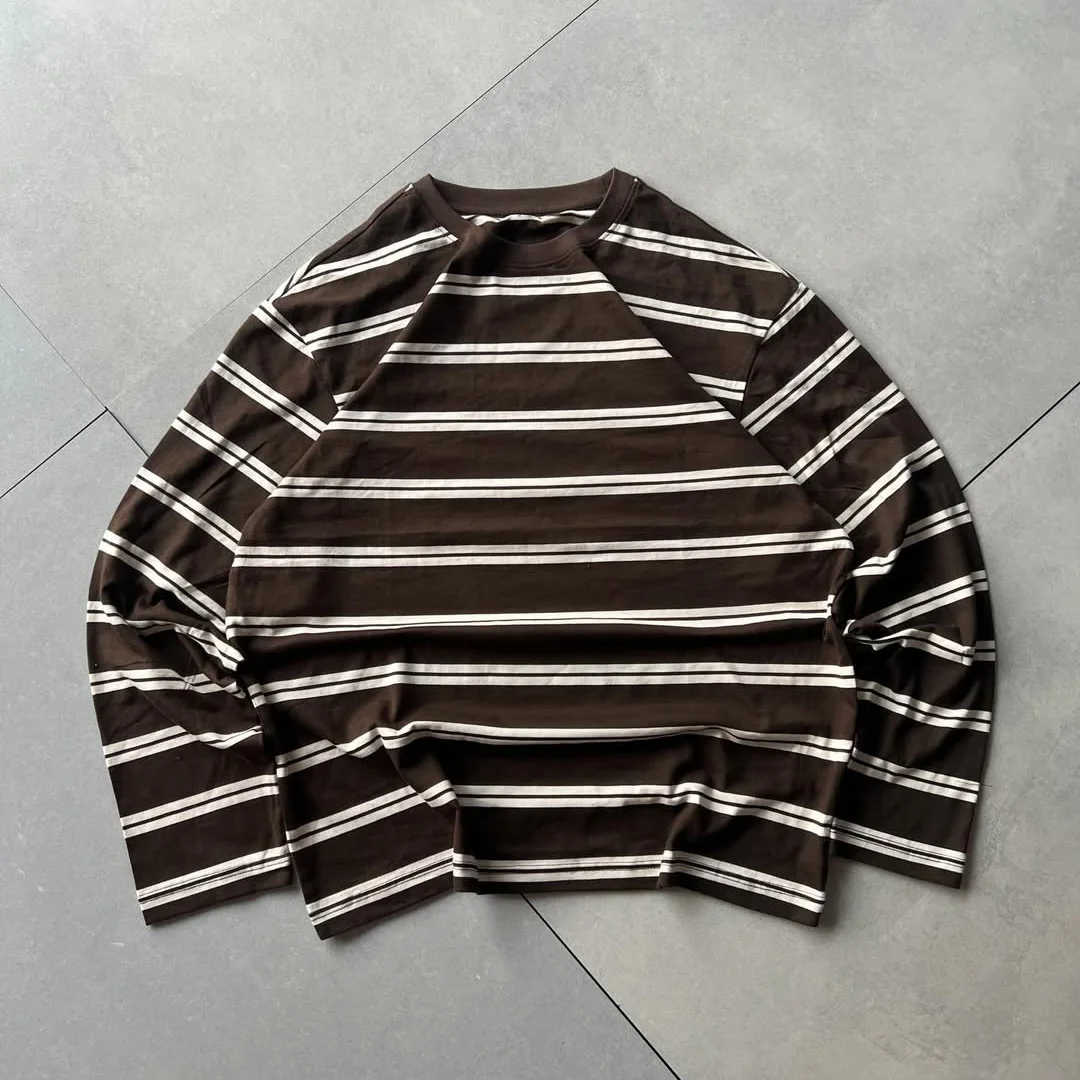 Producent odzieży – minimalistyczny długorękawny top z paskami i rękawami raglan, luźny, z podstawowym kołnierzykiem typu crew neck dla mężczyzn