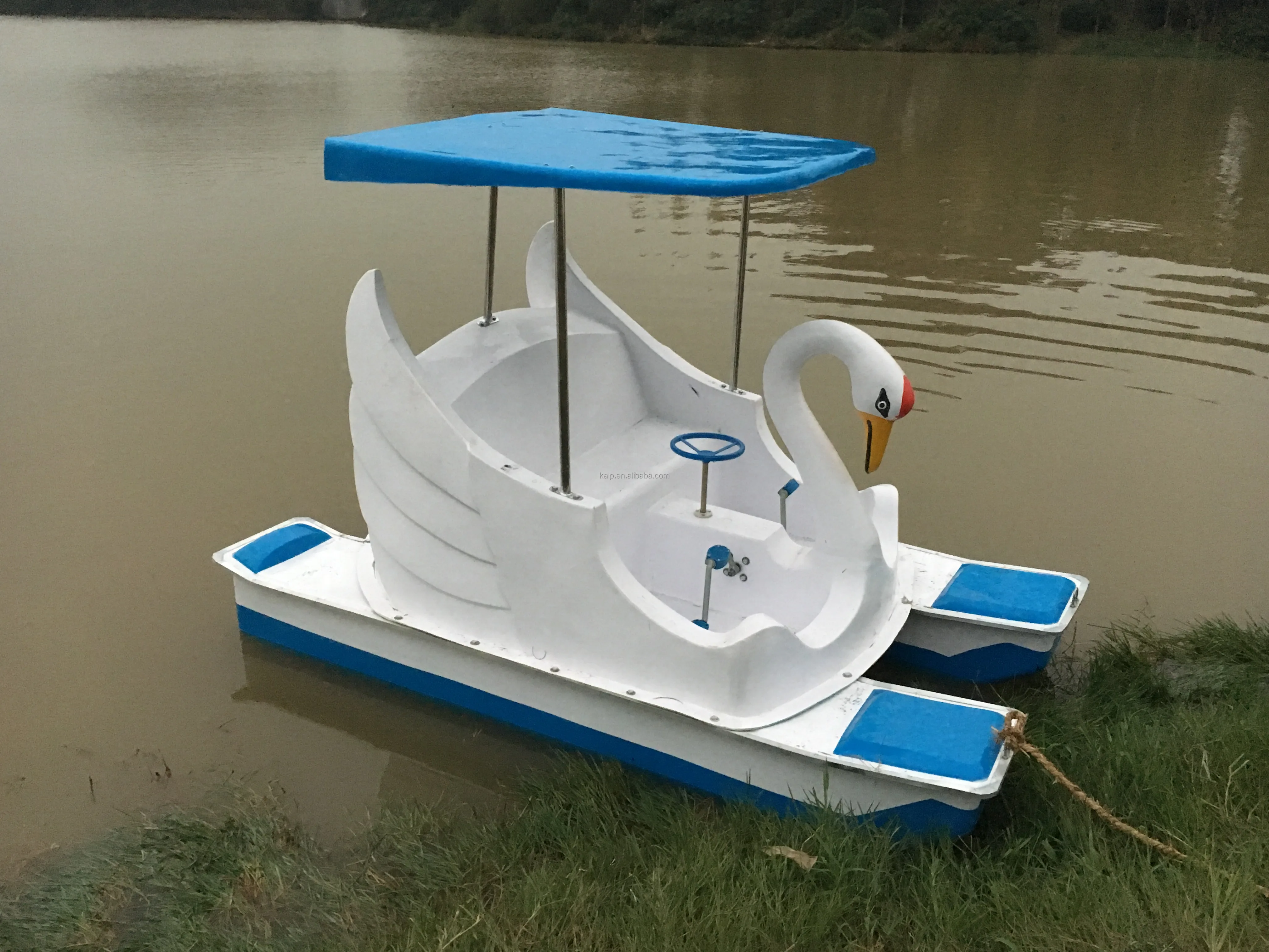 White Swan Pedal Boat Cheap Water Amusement Park Fiberglass New Swan Pedal Boats for Sale