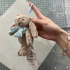 Conejo bonny con pajarita colgante gris con 3 etiquetas-sello de acero