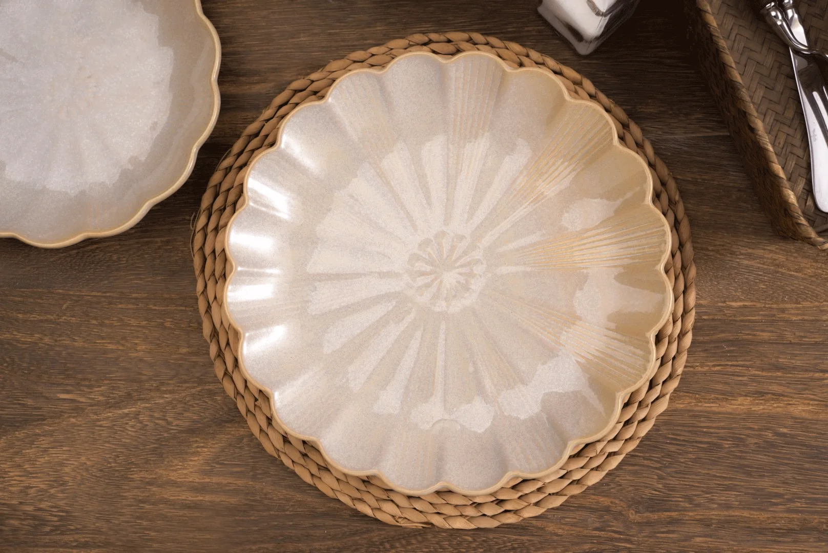 Custom Modern Japanese Ceramic Dinner Set Porcelain Plate Dish Noodles Bowl with Chrysanthemum Logo for Home Parties and Dining manufacture