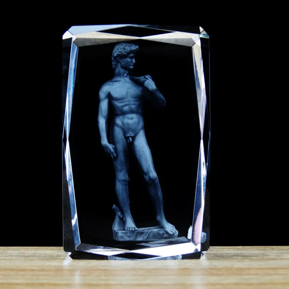 Estatua masculina desnuda de cristal grabada con láser al por mayor