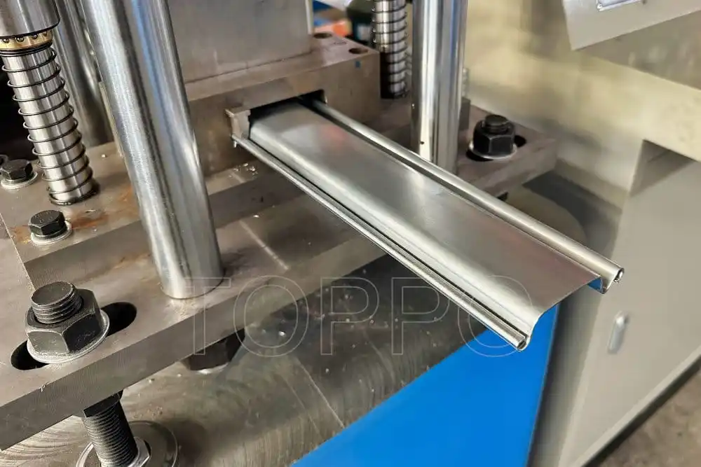Metal Slats Rolling Sheet Making Saw Cutting Garage Roller Shutter Door Molding Roll Forming Machine
