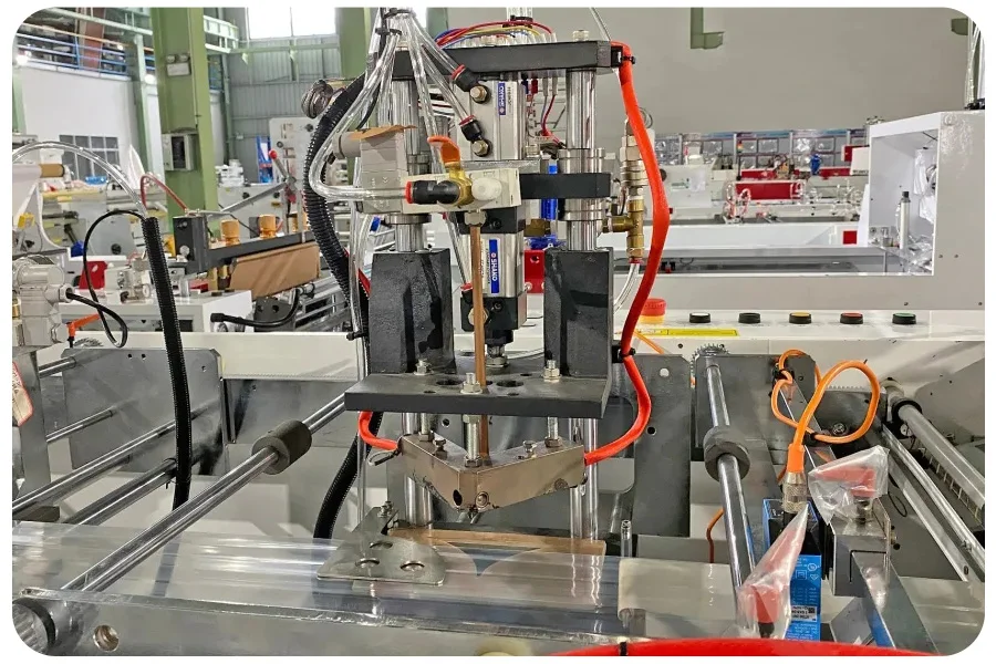 High Speed PP PE Side Hot Sealing Punching Small Bag Wicket Chicken Bread Bakery Windmill Collection Bag Making Machine