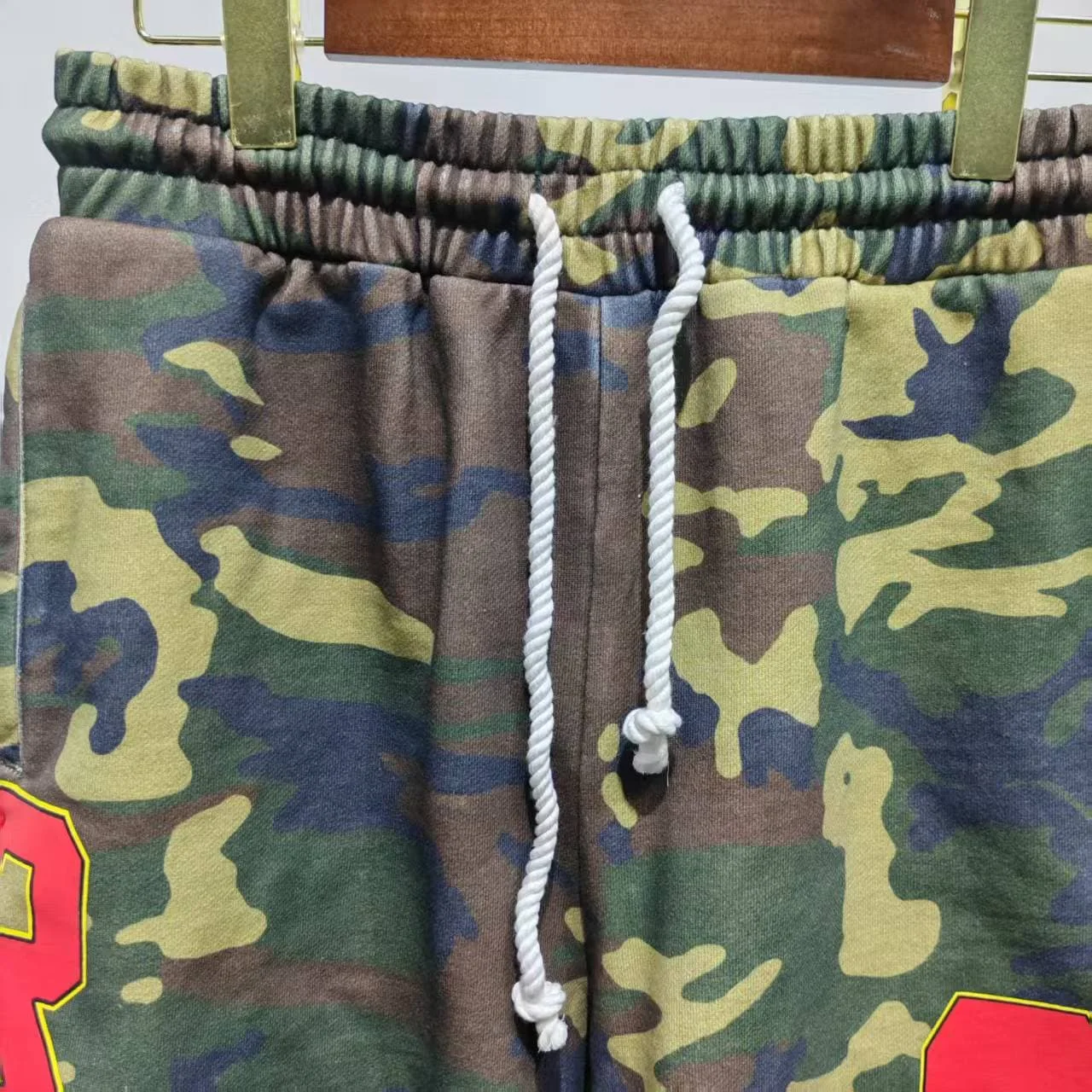 OEM ODM Men Baggy Drawstring Hip Hop Street Jungle Camo Distressed Rip Raw Hem Custom Bold Red Number Print Sweat Shorts gallery 3