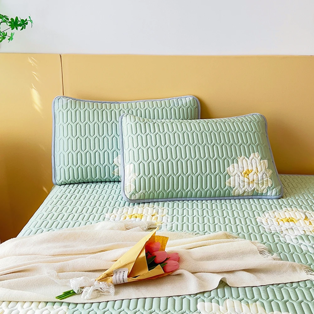 Chinese Cooling Bed Mat Floral Pattern 3-Piece Set with Flat Bed Sheets for Home Hotel Bedroom Use Stitching Technics