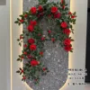 Grandes et petites fleurs mélangées de roses d'Éve rouge vif