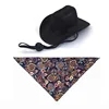 Sombrero de vaquero negro, pañuelo triangular azul marino