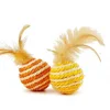 Palla di sisal con piume - colore casuale