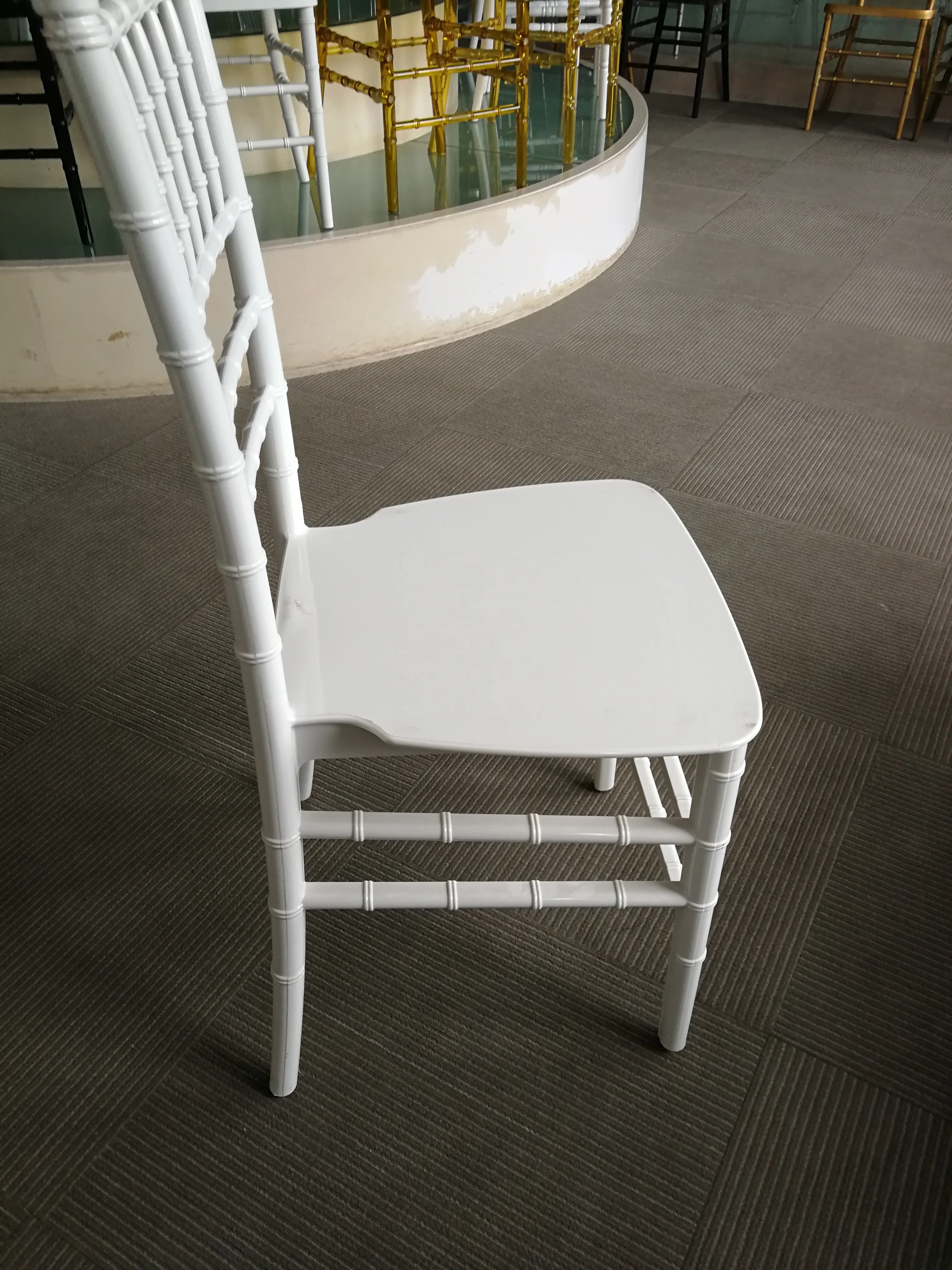 Лидер продаж цельный стул chiavari из белой смолы пластиковый