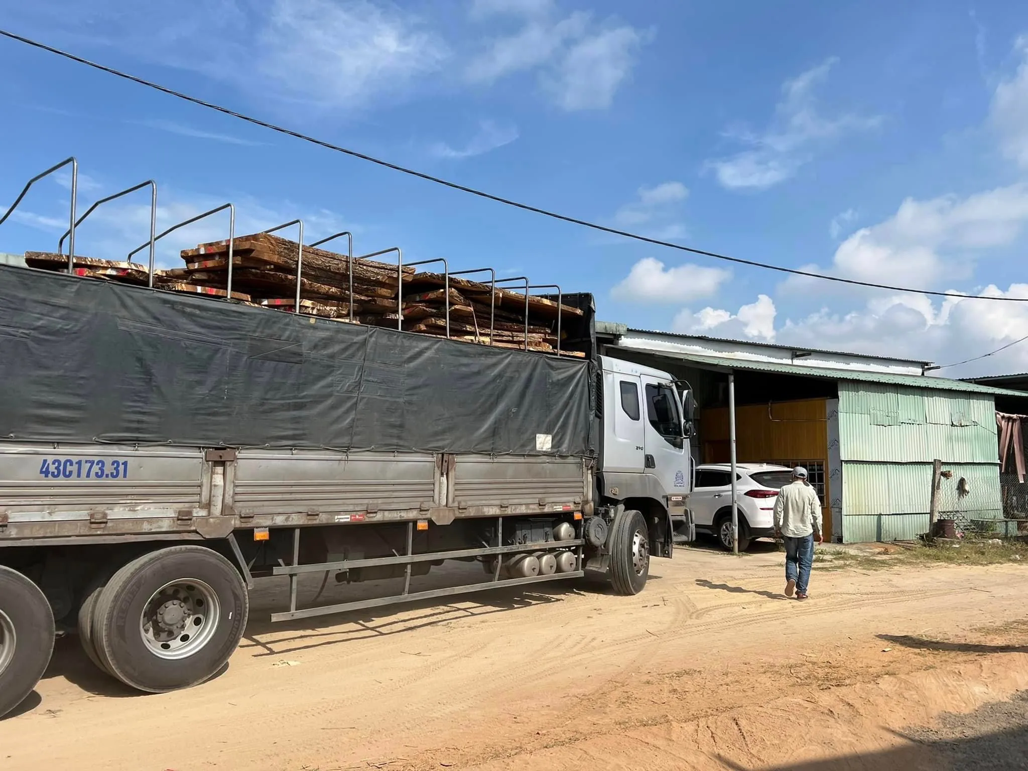 Large Size Luxury Modern Solid Wooden Dining Table And Chairs With