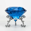 Soporte azul y plateado