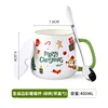 Taza navideña con asa verde, tapa y cuchara, ideal para mantener la bebida caliente.