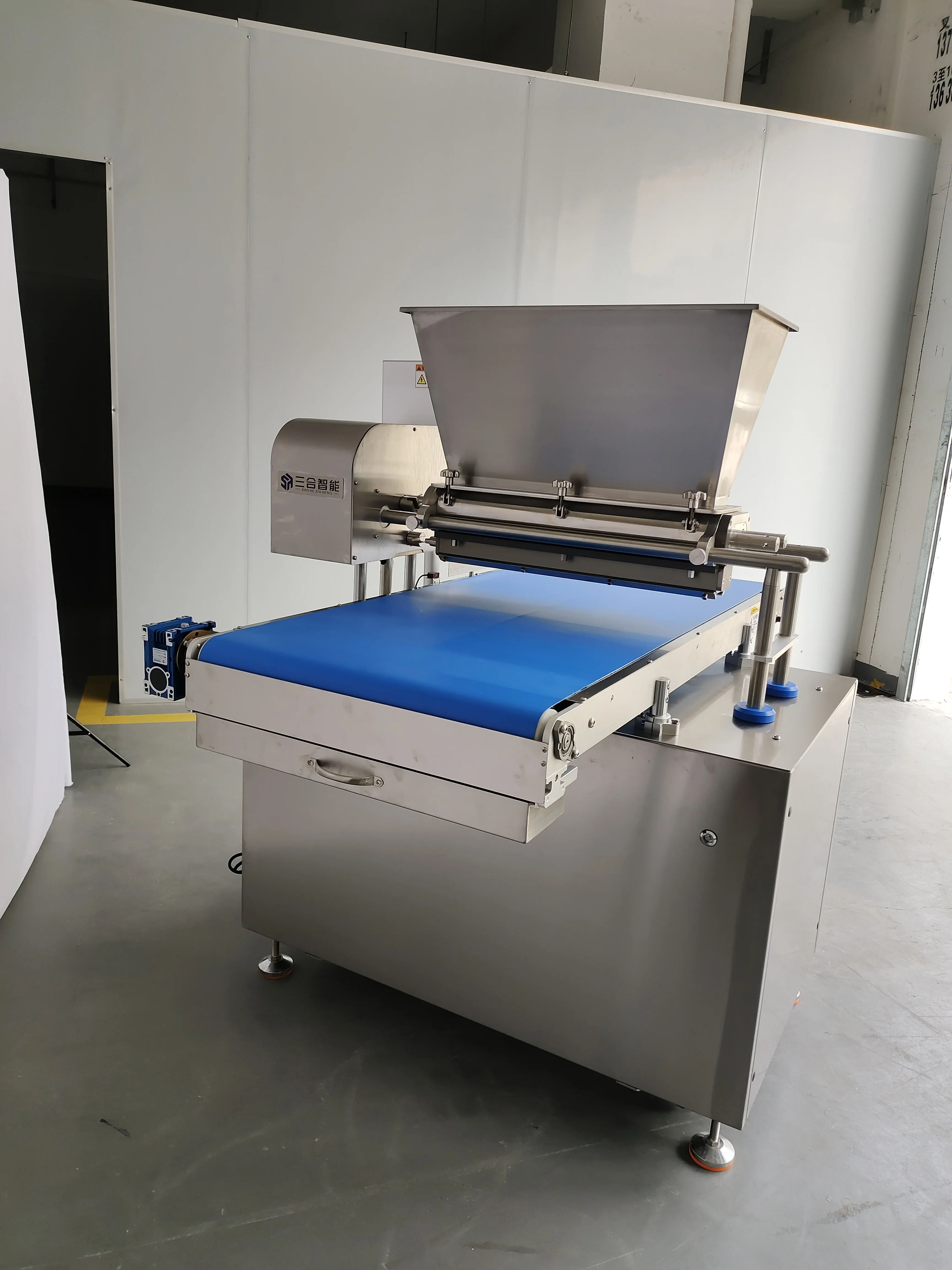 Sanhe Plc Control Commercial Macaron Cake Making Machine Swiss Roll Tiramisu Cake Filling Depositor Machine