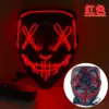 Maschera rossa a forma di V con cuciture a occhio e bocca insanguinate