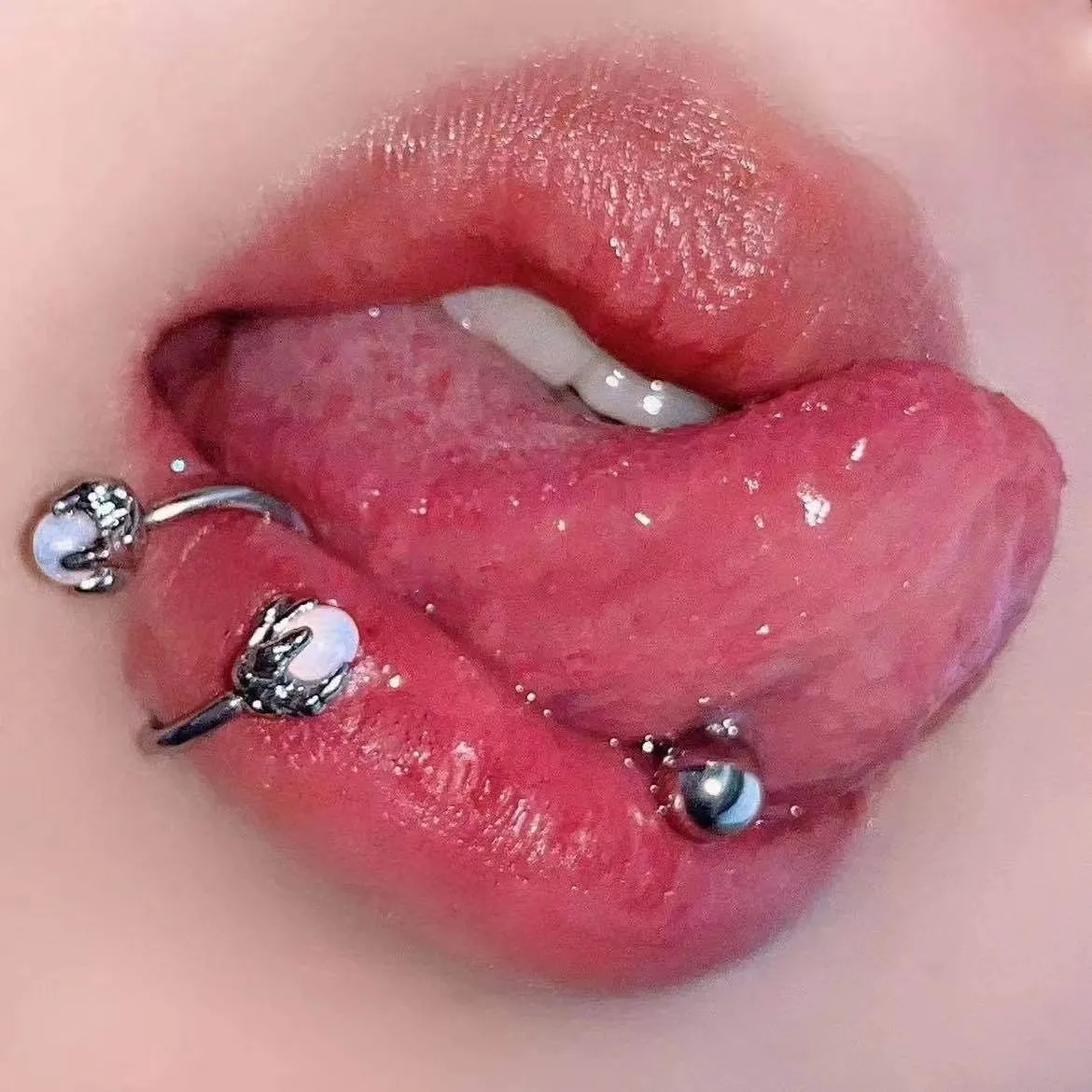 Stylish Punk Lip Ring Dragon Claw S-Shape Cat's Eye