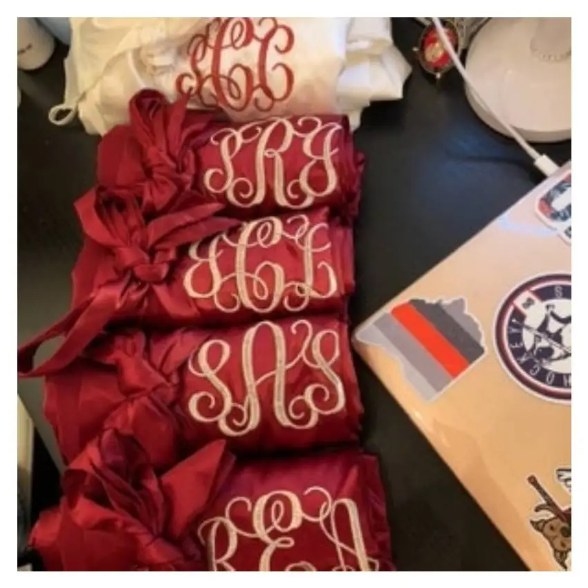 Batas de novia de seda personalizadas con nombre bordado, trajes