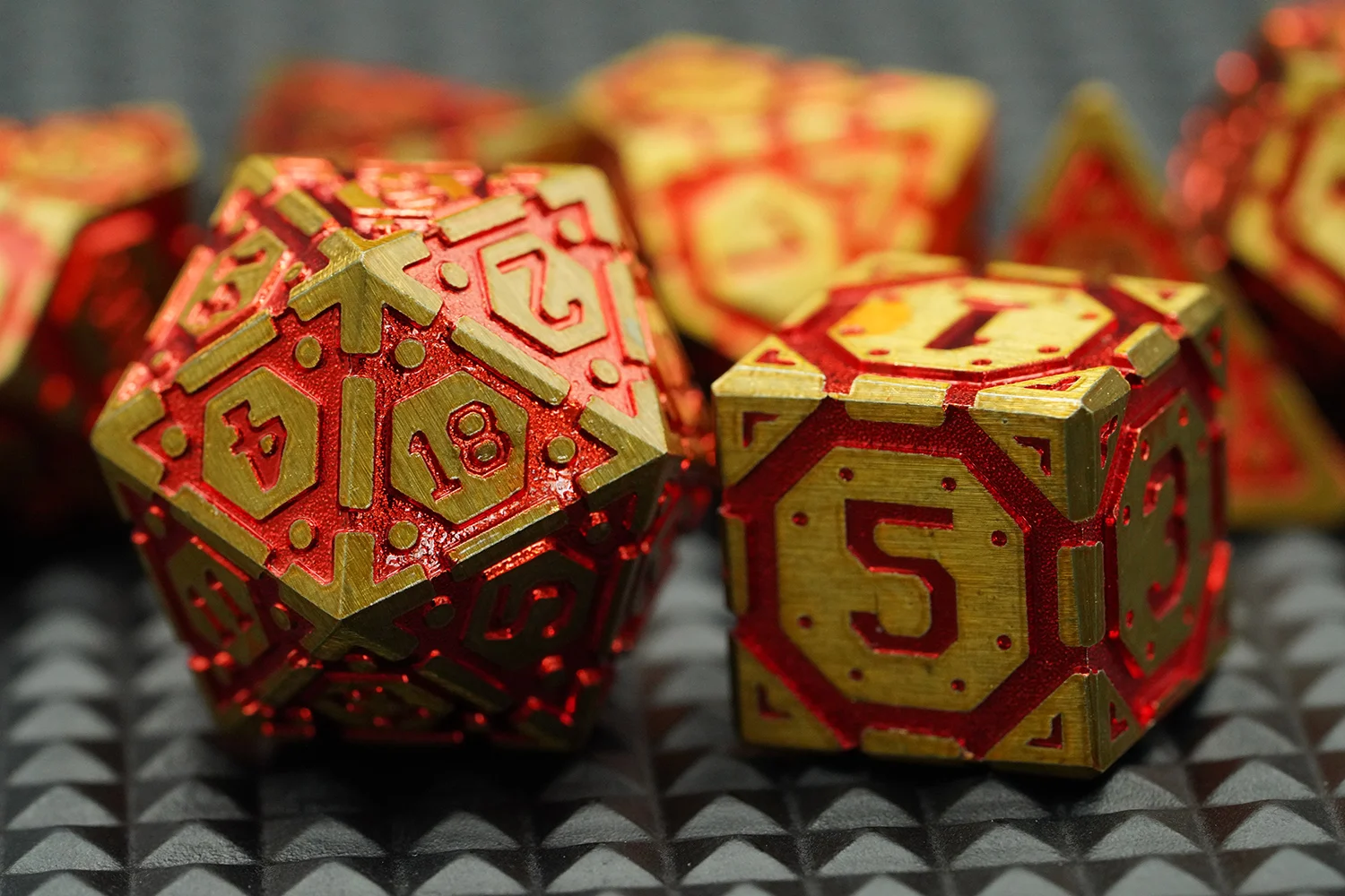 Custom Polyhedral 7 Piece Dice Sets Standard Size Gold Dice Set for Role Playing Table Board Games With Red Number manufacture