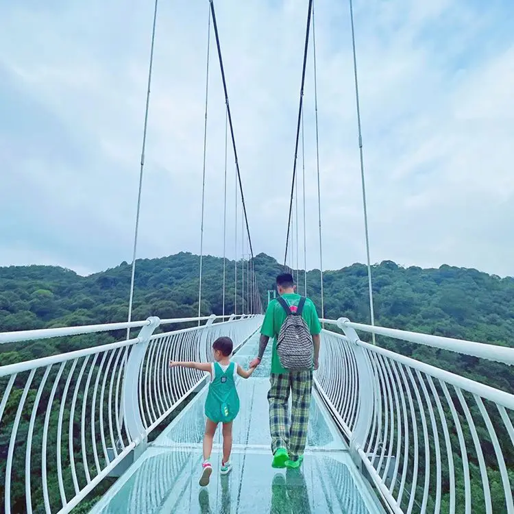 Туристическое горное живописное место для активного отдыха и приключений подвеска skywalk дно стеклянный пол дорожка небесный мост с эффектом взрыва