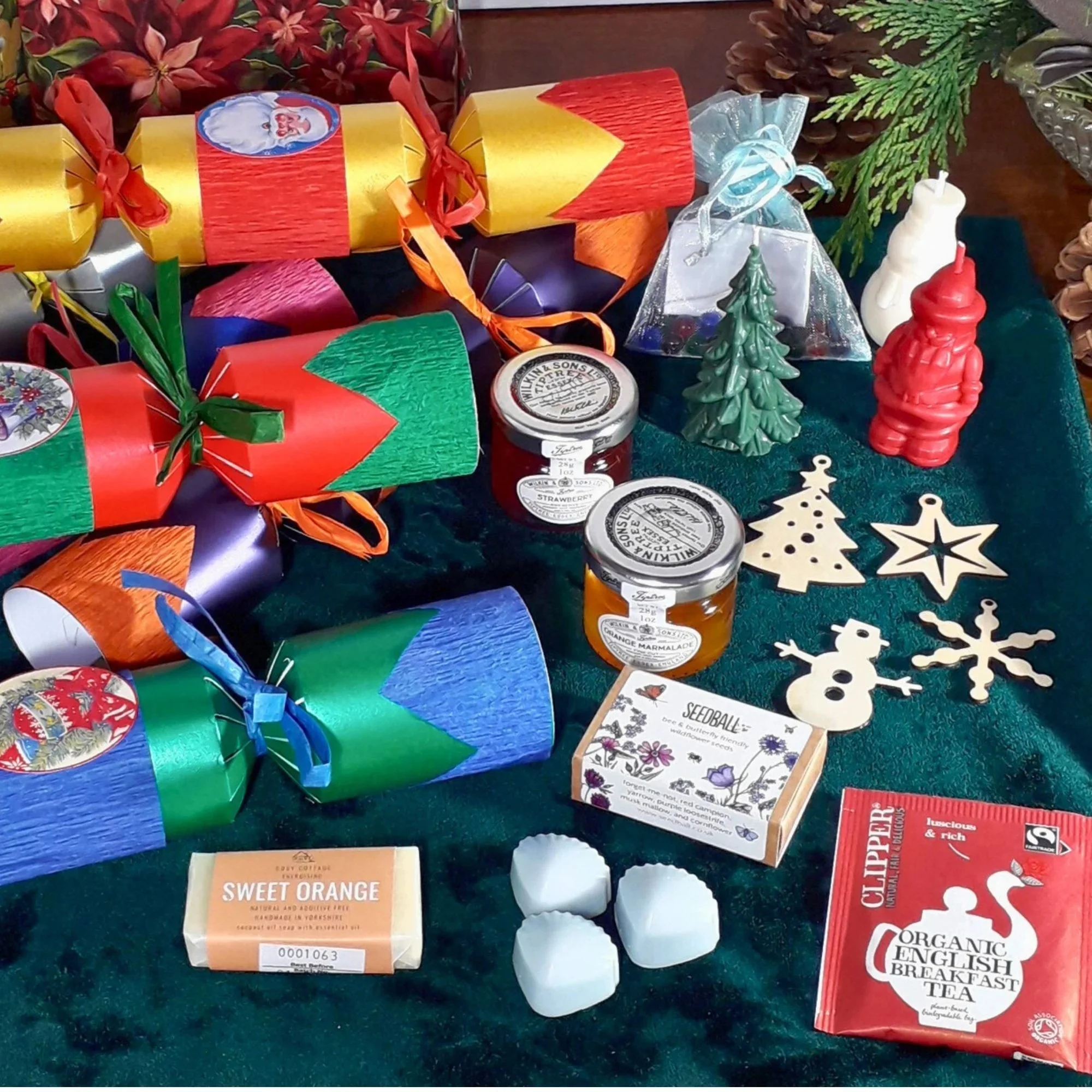 Factory Wholesale Handcrafted Retro Style Christmas Crackers Recyclable Crepe Paper Decorated Vintage Style Christmas Pictures