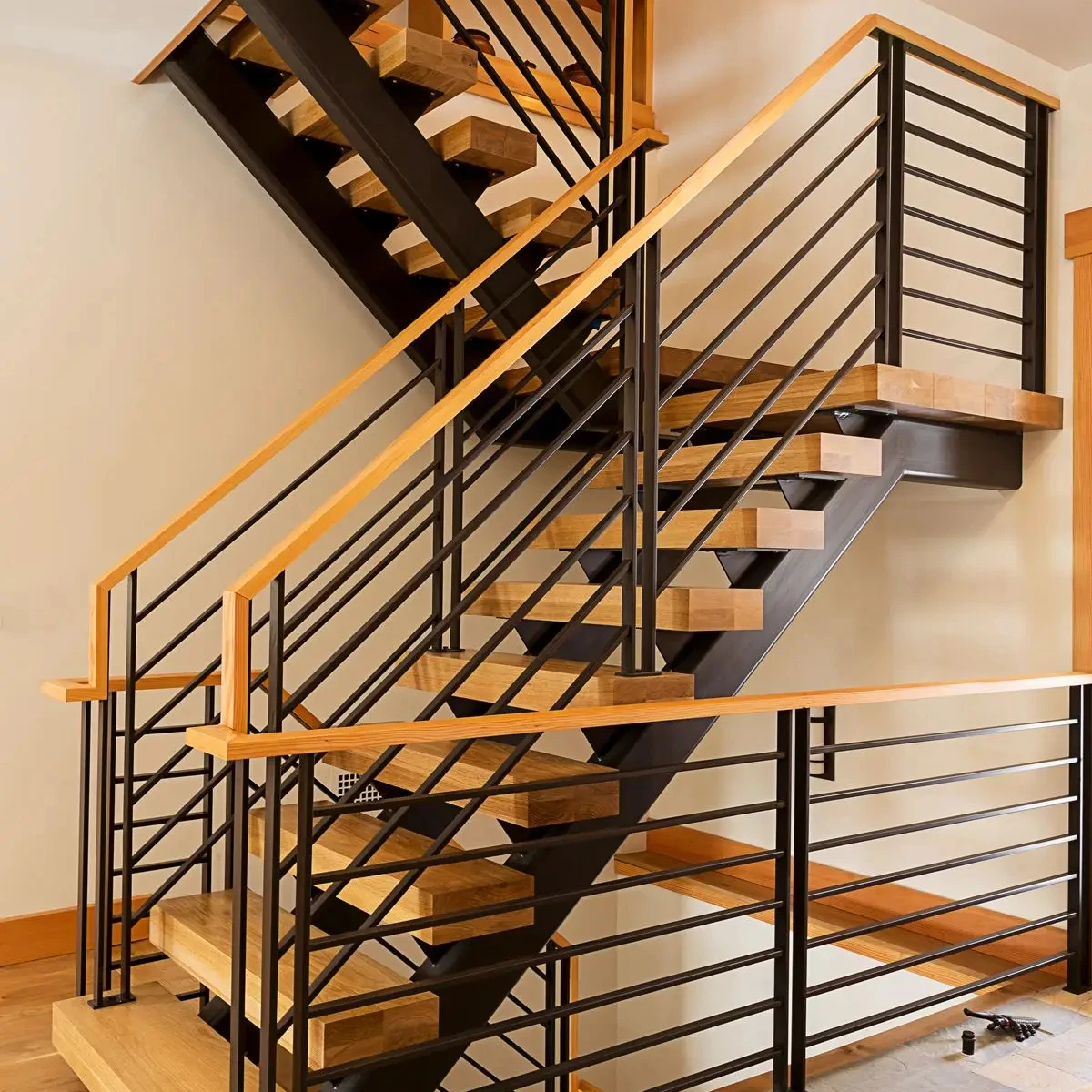 DB Open Riser Staircase Mono Beam Straight Stairs Made in China with Stainless Steel Railing Customized