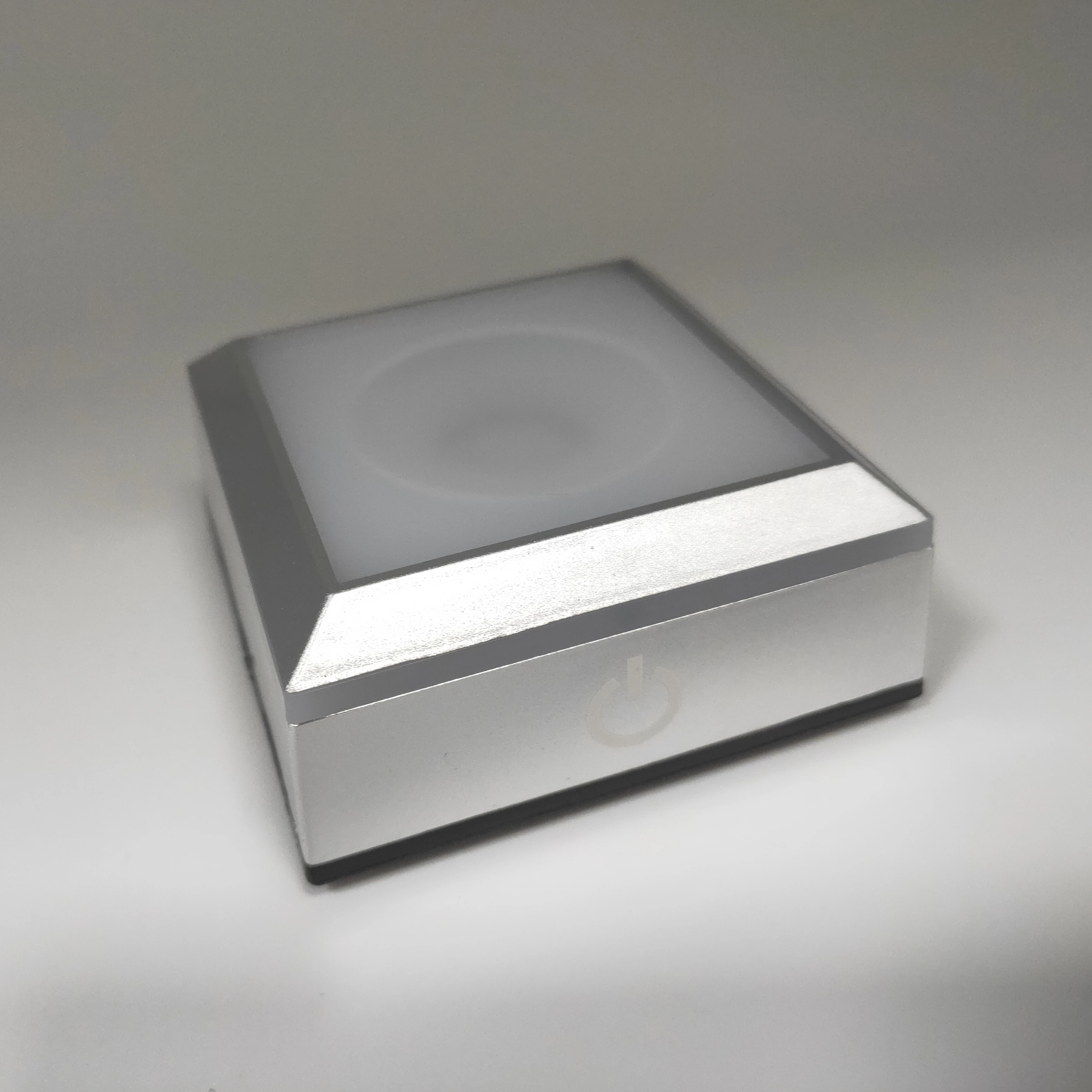 Base Espositiva LED Yctze Con 7 Colori E Cavo USB | Supporto Illuminato Per Statuine Di Cristallo, Gioielli E Oggetti 3D | Alimentazione A Batteria O USB