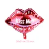 С надписью «kiss me» («Поцелуй большой красный