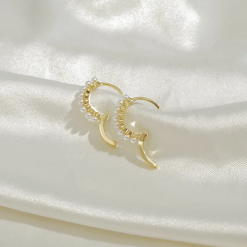 2022 Latest Design Pearl Earring Copper Gold Plated High Quality CC Huggie Earring Design for Woman