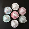 Tazas de té florales y platillo
