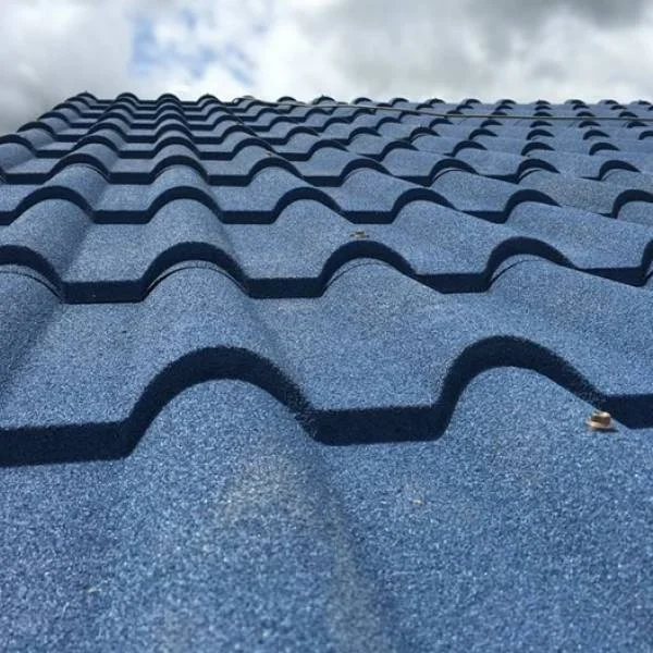 China Supplier's Modern Design 3mm & 4mm Thick Stone Coated Roof Tile Sheet Cheap Building Materials for Hotels