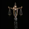 Sculpture Balance dorée avec base transparente