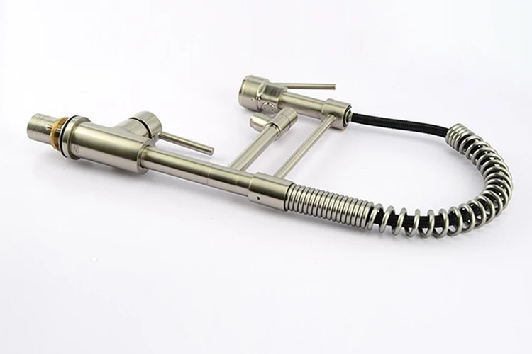 Mezclador de grifo de cocina con resorte semi profesional extraíble de latón negro con caño flexible