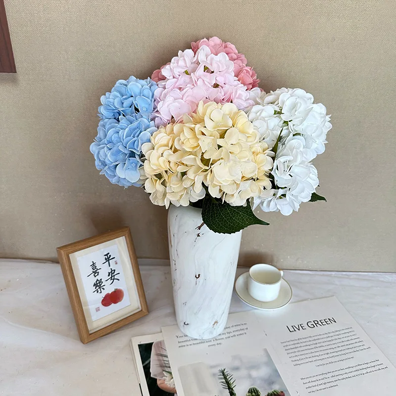 Kako uključiti umjetne zelene biljke u kućanski dekor, i zašto biste trebali?