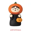 Gato con cabeza de calabaza vestido de negro