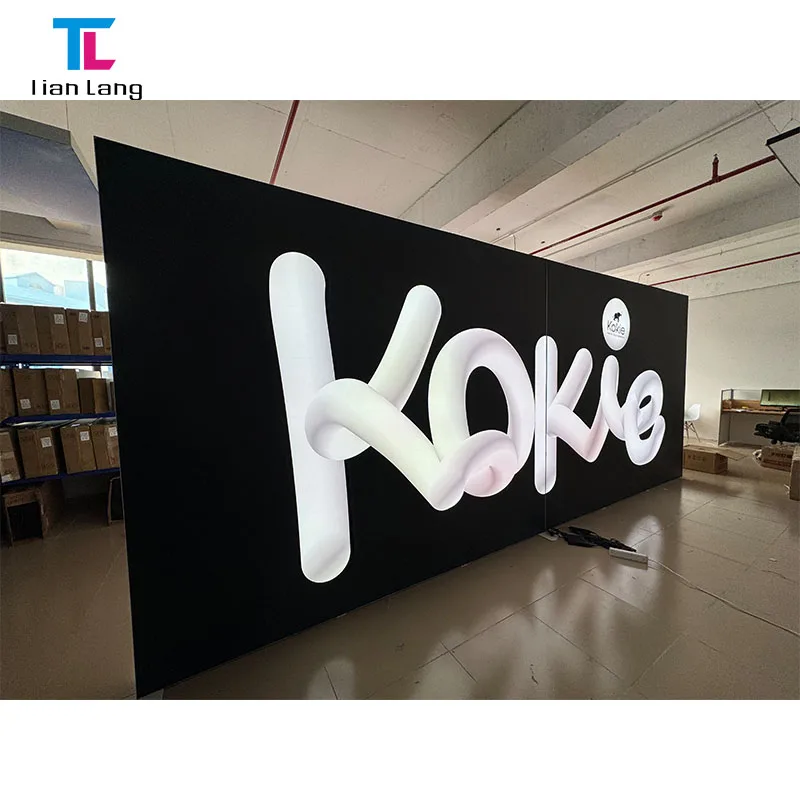 Vlastní snadné sestavení výstavního stánku z aluminového rámu s SEG polyesterovou látkou pro exponování a reklamu s LED osvětlením zezadu, které se může rozkládat