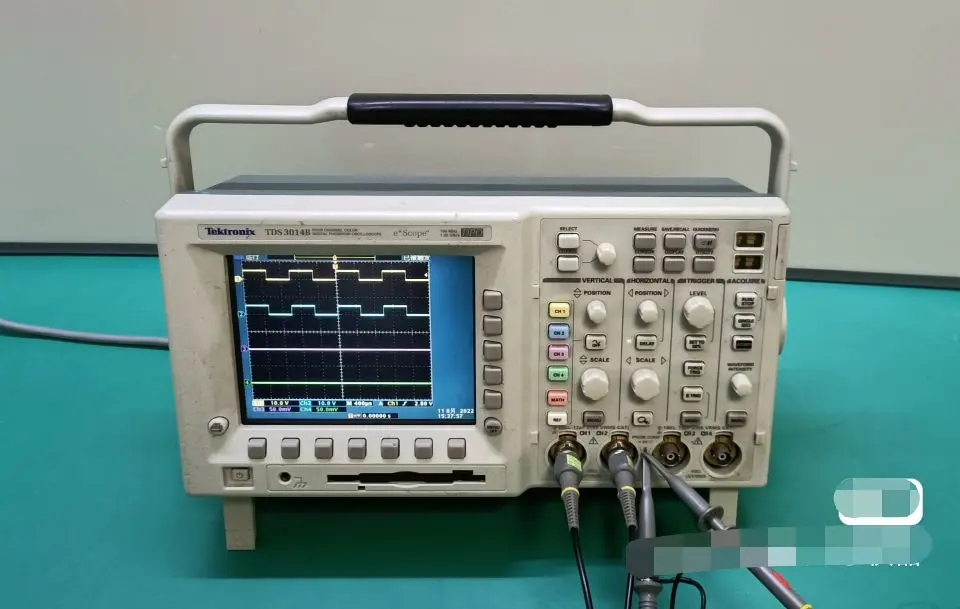 Tektronix TDS3014B 100MHz4chカラーデジタル蛍光体オシロスコープ