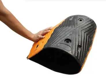 Flexible Road Driveway Reflective Rubber Car Ramp Traffic Calming Rubber Speed Hump details