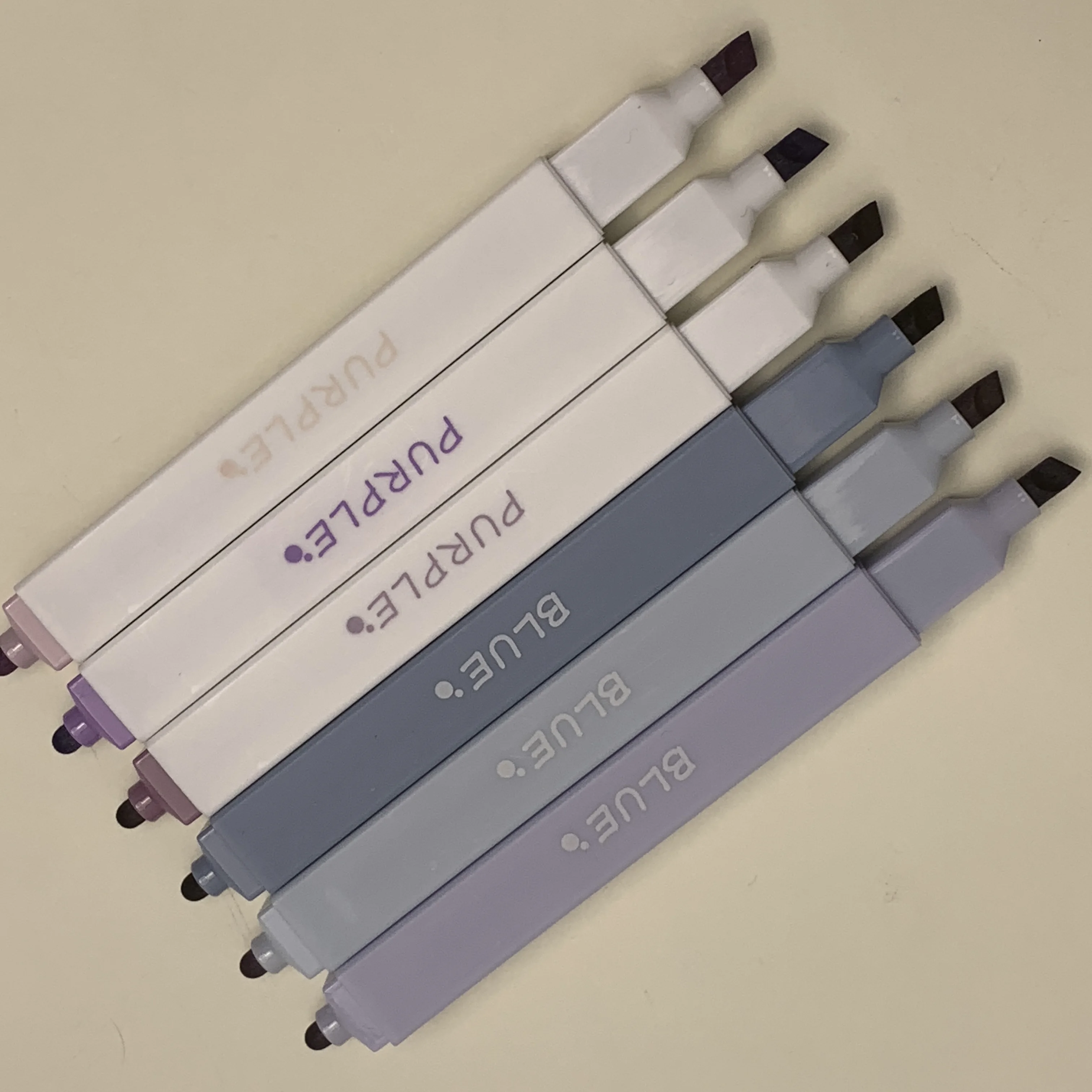 High-End Fine Point Retractable Highlighter Pen Flat Tip Study